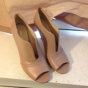 Nude peep toe pumps